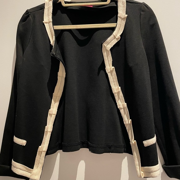 Selling black cotton blazer with cream trim! Perfect for a business casual look - Picture 1 of 1